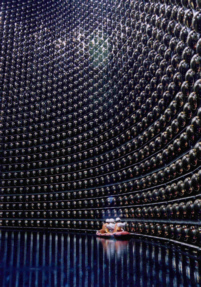 Super-Kamiokande von innen (teilweise mit Wasser gef�llt)